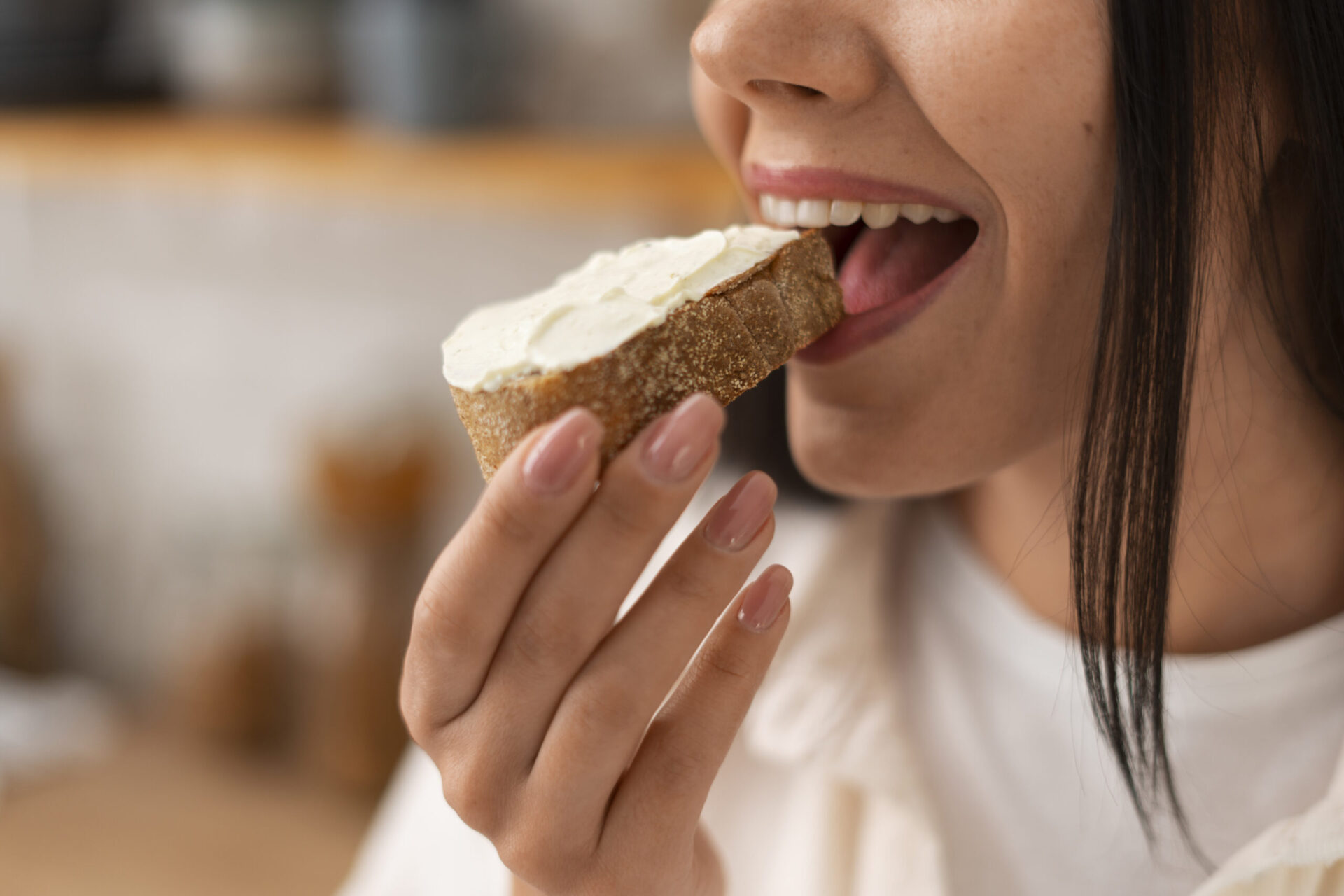 Mulher segurando alimentos naturais e sem glúten, representando estilo de vida celíaco saudável